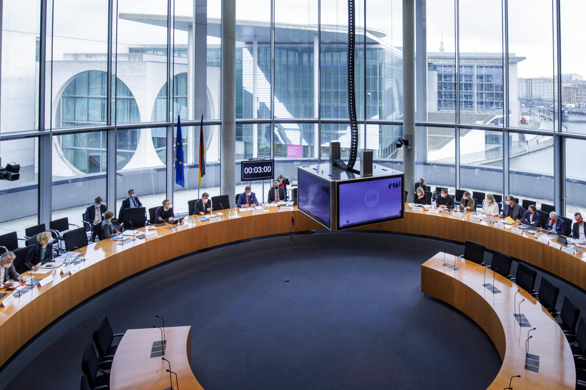 Gespräch des Wirtschaftsausschusses mit dem Bundesminister für Wirtschaft und Klimaschutz, Herr Dr. Robert Habeck, Bündnis 90/Die Grünen, MdB. Blick in den Saal. Gespräch des Wirtschaftsausschusses mit dem Bundesminister für Wirtschaft und Klimaschutz, Herr Dr. Robert Habeck, Bündnis 90/Die Grünen, MdB. Blick in den Saal.