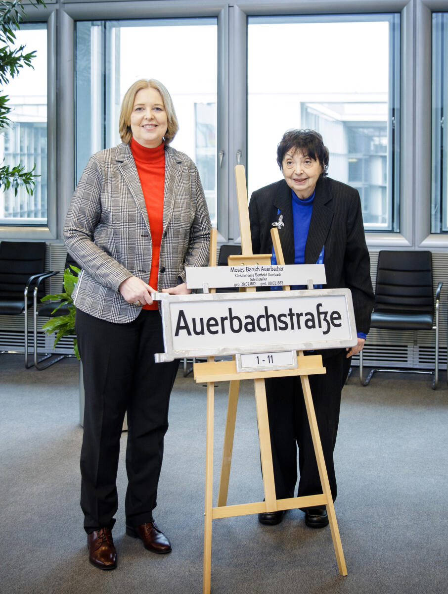Bundestagspräsidentin Bärbel Bas (l), SPD, MdB, empfängt die Holocaust-Überlebende Dr. h. c. Inge Auerbacher (r), die Gastrednerin bei der Gedenkstunde im Deutschen Bundestag am internationalen Holocaust-Gedenktag, zum Gespräch mit einer Geschenkübergabe an Frau Auerbacher.; Bei dem Geschenk handelt es sich um das Straßenschild „Auerbachstraße“, benannt nach einem Vorfahren von Frau Auerbacher. Die Straße wurde 1898 nach dem jüdischen Schriftsteller Berthold Auerbach als “Auerbachstraße” benannt, 1938 von den Nationalsozialisten aus antisemitischen Gründen in „Auerbacher Straße“ umbenannt, was erst 2013 rückgängig gemacht wurde. Berthold Auerbach lebte von 1812 bis 1882, er wurde 1843 mit seinen “Schwarzwälder Dorfgeschichten” zu einem der populärsten deutschen Erzähler. Auerbacher, Inge; Bas, Bärbel Bundestagspräsidentin Bärbel Bas (l), SPD, MdB, empfängt die Holocaust-Überlebende Dr. h. c. Inge Auerbacher (r), die Gastrednerin bei der Gedenkstunde im Deutschen Bundestag am internationalen Holocaust-Gedenktag, zum Gespräch mit einer Geschenkübergabe an Frau Auerbacher.; Bei dem Geschenk handelt es sich um das Straßenschild „Auerbachstraße“, benannt nach einem Vorfahren von Frau Auerbacher. Die Straße wurde 1898 nach dem jüdischen Schriftsteller Berthold Auerbach als “Auerbachstraße” benannt, 1938 von den Nationalsozialisten aus antisemitischen Gründen in „Auerbacher Straße“ umbenannt, was erst 2013 rückgängig gemacht wurde. Berthold Auerbach lebte von 1812 bis 1882, er wurde 1843 mit seinen “Schwarzwälder Dorfgeschichten” zu einem der populärsten deutschen Erzähler.
