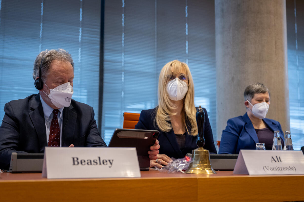 David Beasley (l), Exekutivdirektor des Welternährungsprogramms der Vereinten Nationen zu Gast im Ausschuss für Menschenrechte und humanitäre Hilfe, unter Leitung der Ausschussvorsitzenden Renata Alt (m), FDP, MdB. Blick in den Sitzungssaal. Alt, Renata David Beasley (l), Exekutivdirektor des Welternährungsprogramms der Vereinten Nationen zu Gast im Ausschuss für Menschenrechte und humanitäre Hilfe, unter Leitung der Ausschussvorsitzenden Renata Alt (m), FDP, MdB. Blick in den Sitzungssaal.