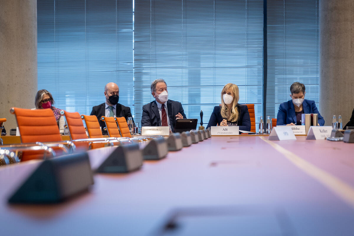 David Beasley (m), Exekutivdirektor des Welternährungsprogramms der Vereinten Nationen zu Gast im Ausschuss für Menschenrechte und humanitäre Hilfe, unter Leitung der Ausschussvorsitzenden Renata Alt (2vr), FDP, MdB. Blick in den Sitzungssaal. Alt, Renata David Beasley (m), Exekutivdirektor des Welternährungsprogramms der Vereinten Nationen zu Gast im Ausschuss für Menschenrechte und humanitäre Hilfe, unter Leitung der Ausschussvorsitzenden Renata Alt (2vr), FDP, MdB. Blick in den Sitzungssaal.