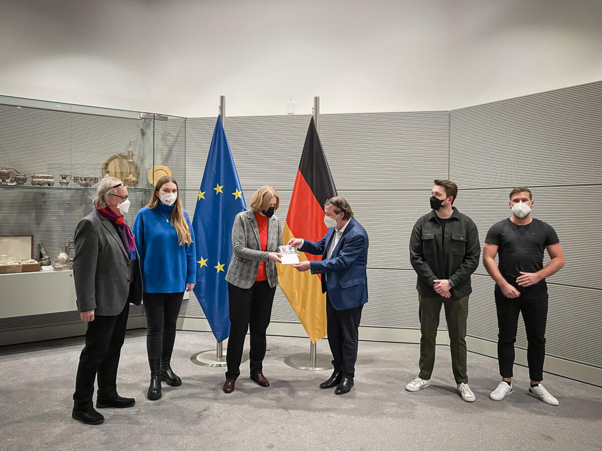 Christoph Heubner (3vr), Vizepräsident des Internationalen Auschwitz-Komitees, übergibt Bundestagspräsidentin Bärbel Bas (3vl), SPD, MdB, eine Broschüre des Internationalen Ausschwitz Komitees zur Erinnerung an die Familie Loewy. Bas, Bärbel; Heubner, Christoph Christoph Heubner (3vr), Vizepräsident des Internationalen Auschwitz-Komitees, übergibt Bundestagspräsidentin Bärbel Bas (3vl), SPD, MdB, eine Broschüre des Internationalen Ausschwitz Komitees zur Erinnerung an die Familie Loewy.