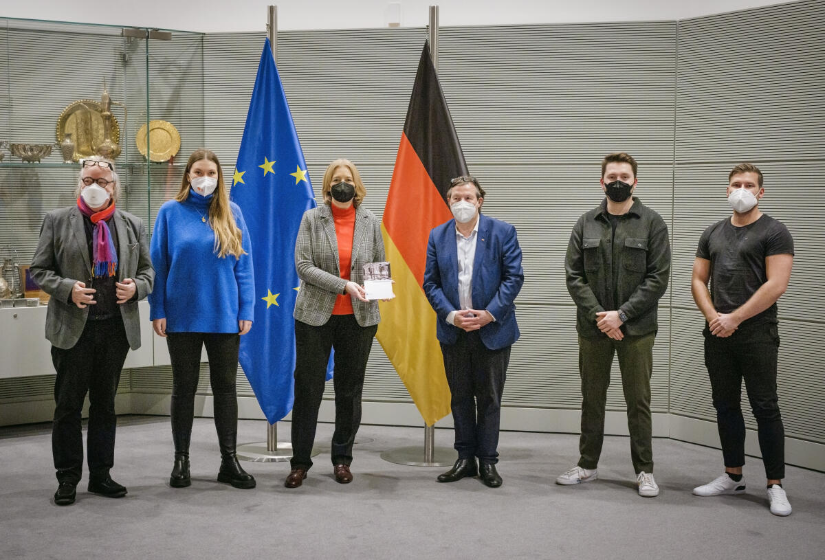 Christoph Heubner (3vr), Vizepräsident des Internationalen Auschwitz-Komitees, übergibt Bundestagspräsidentin Bärbel Bas (3vl), SPD, MdB, eine Broschüre des Internationalen Ausschwitz Komitees zur Erinnerung an die Familie Loewy. Bas, Bärbel; Heubner, Christoph Christoph Heubner (3vr), Vizepräsident des Internationalen Auschwitz-Komitees, übergibt Bundestagspräsidentin Bärbel Bas (3vl), SPD, MdB, eine Broschüre des Internationalen Ausschwitz Komitees zur Erinnerung an die Familie Loewy.
