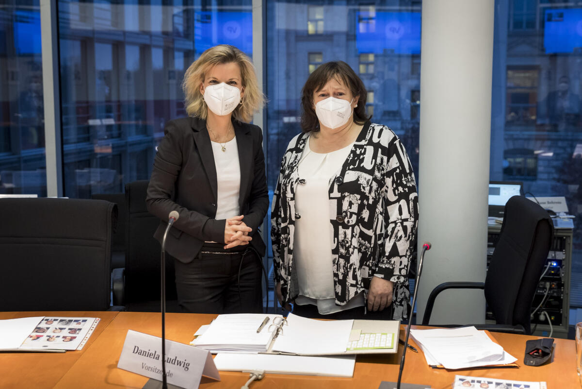 Der Wahlprüfungsausschuss konstituiert sich. Vorsitzende ist Daniela Ludwig (l), CDU/CSU, MdB. Hier mit Marianne Schieder (r), SPD, MdB. Ludwig, Daniela; Schieder, Marianne Der Wahlprüfungsausschuss konstituiert sich. Vorsitzende ist Daniela Ludwig (l), CDU/CSU, MdB. Hier mit Marianne Schieder (r), SPD, MdB.