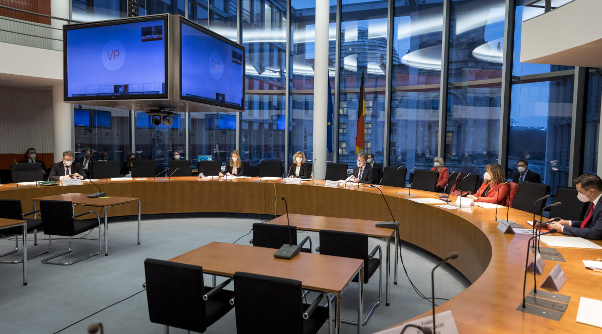 Der Wahlprüfungsausschuss konstituiert sich. Blick in den Saal. Der Wahlprüfungsausschuss konstituiert sich. Blick in den Saal.
