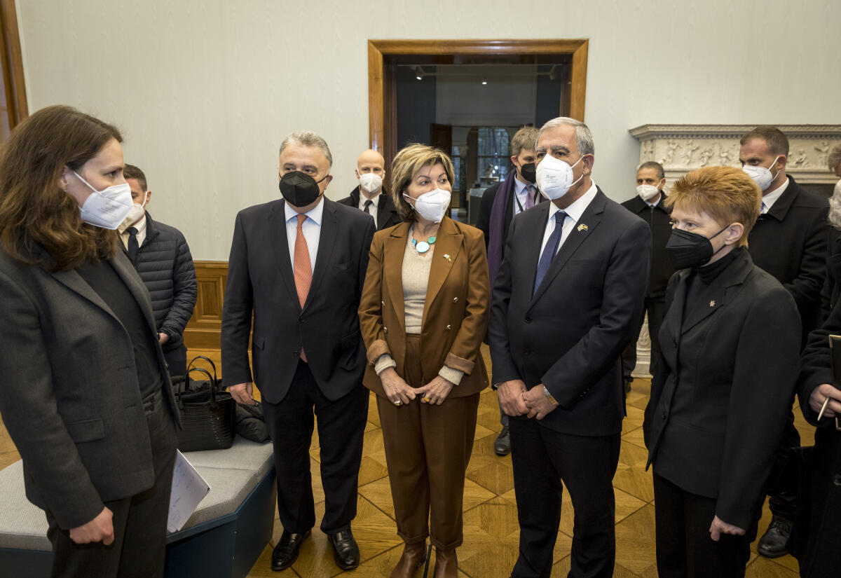 Bundestagsvizepräsidentin Petra Pau (r), Die Linke., MdB, besucht gemeinsam mit dem Präsidenten der Knesset des Staates Israel, S. E. Herrn Mickey Levy (2vr), die Dauerausstellung der Gedenk- und Bildungsstätte Haus der Wannsee-Konferenz begleitet durch die Direktorin Deborah Hartmann (l). Hier mit dem israelischen Botschafter in Deutschland Jeremy Issacharoff (2vl) und der Gattin des Präsidenten Nurit Levy (m). Pau, Petra; Levy, Mickey; Levy, Nurit; Issacharoff, Jeremy Bundestagsvizepräsidentin Petra Pau (r), Die Linke., MdB, besucht gemeinsam mit dem Präsidenten der Knesset des Staates Israel, S. E. Herrn Mickey Levy (2vr), die Dauerausstellung der Gedenk- und Bildungsstätte Haus der Wannsee-Konferenz begleitet durch die Direktorin Deborah Hartmann (l). Hier mit dem israelischen Botschafter in Deutschland Jeremy Issacharoff (2vl) und der Gattin des Präsidenten Nurit Levy (m).