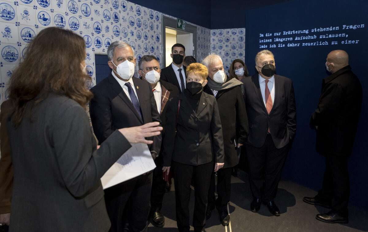 Bundestagsvizepräsidentin Petra Pau (m), Die Linke., MdB, besucht gemeinsam mit dem Präsidenten der Knesset des Staates Israel, S. E. Herrn Mickey Levy (2vl), die Dauerausstellung der Gedenk- und Bildungsstätte Haus der Wannsee-Konferenz begleitet durch die Direktorin Deborah Hartmann (l). Pau, Petra; Levy, Mickey Bundestagsvizepräsidentin Petra Pau (m), Die Linke., MdB, besucht gemeinsam mit dem Präsidenten der Knesset des Staates Israel, S. E. Herrn Mickey Levy (2vl), die Dauerausstellung der Gedenk- und Bildungsstätte Haus der Wannsee-Konferenz begleitet durch die Direktorin Deborah Hartmann (l).