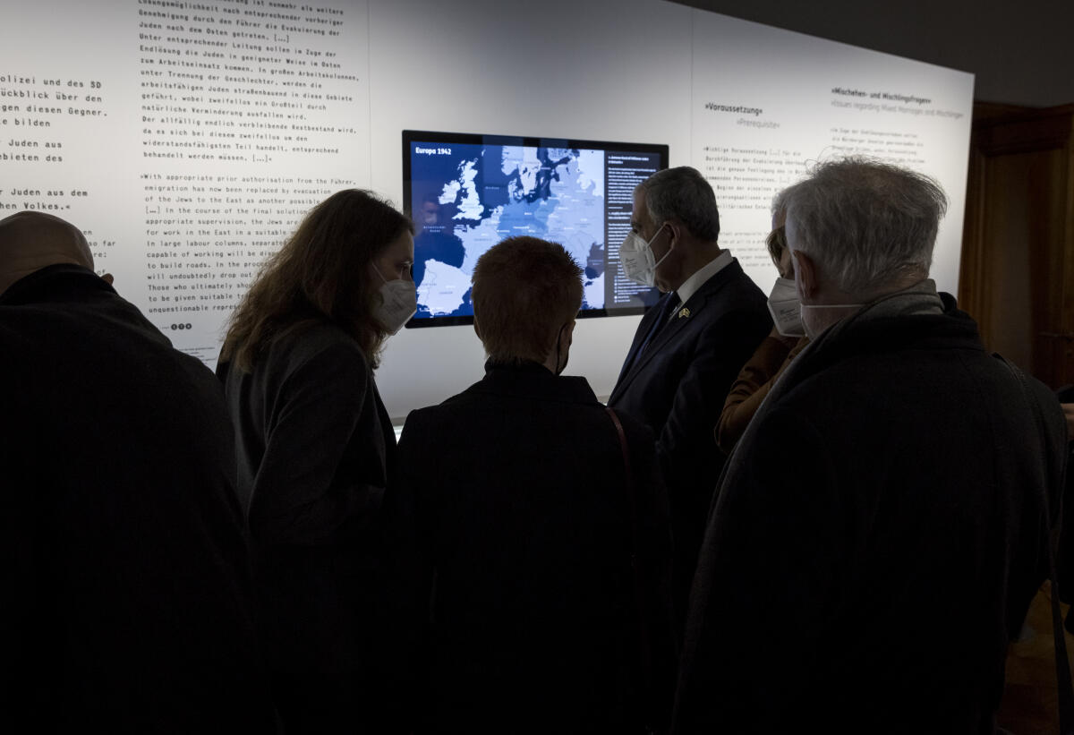 Bundestagsvizepräsidentin Petra Pau, Die Linke., MdB, besucht gemeinsam mit dem Präsidenten der Knesset des Staates Israel, S. E. Herrn Mickey Levy, die Dauerausstellung der Gedenk- und Bildungsstätte Haus der Wannsee-Konferenz begleitet durch die Direktorin Deborah Hartmann. Bundestagsvizepräsidentin Petra Pau, Die Linke., MdB, besucht gemeinsam mit dem Präsidenten der Knesset des Staates Israel, S. E. Herrn Mickey Levy, die Dauerausstellung der Gedenk- und Bildungsstätte Haus der Wannsee-Konferenz begleitet durch die Direktorin Deborah Hartmann.