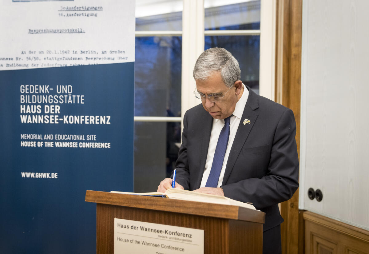 Präsident der Knesset des Staates Israel, S. E. Herr Mickey Levy (im Bild) besucht gemeinsam mit Bundestagsvizepräsidentin Petra Pau, Die Linke., MdB, die Gedenk- und Bildungsstätte Haus der Wannsee-Konferenz. Hier beim Eintragen ins Gästebuch. Levy, Mickey Präsident der Knesset des Staates Israel, S. E. Herr Mickey Levy (im Bild) besucht gemeinsam mit Bundestagsvizepräsidentin Petra Pau, Die Linke., MdB, die Gedenk- und Bildungsstätte Haus der Wannsee-Konferenz. Hier beim Eintragen ins Gästebuch.