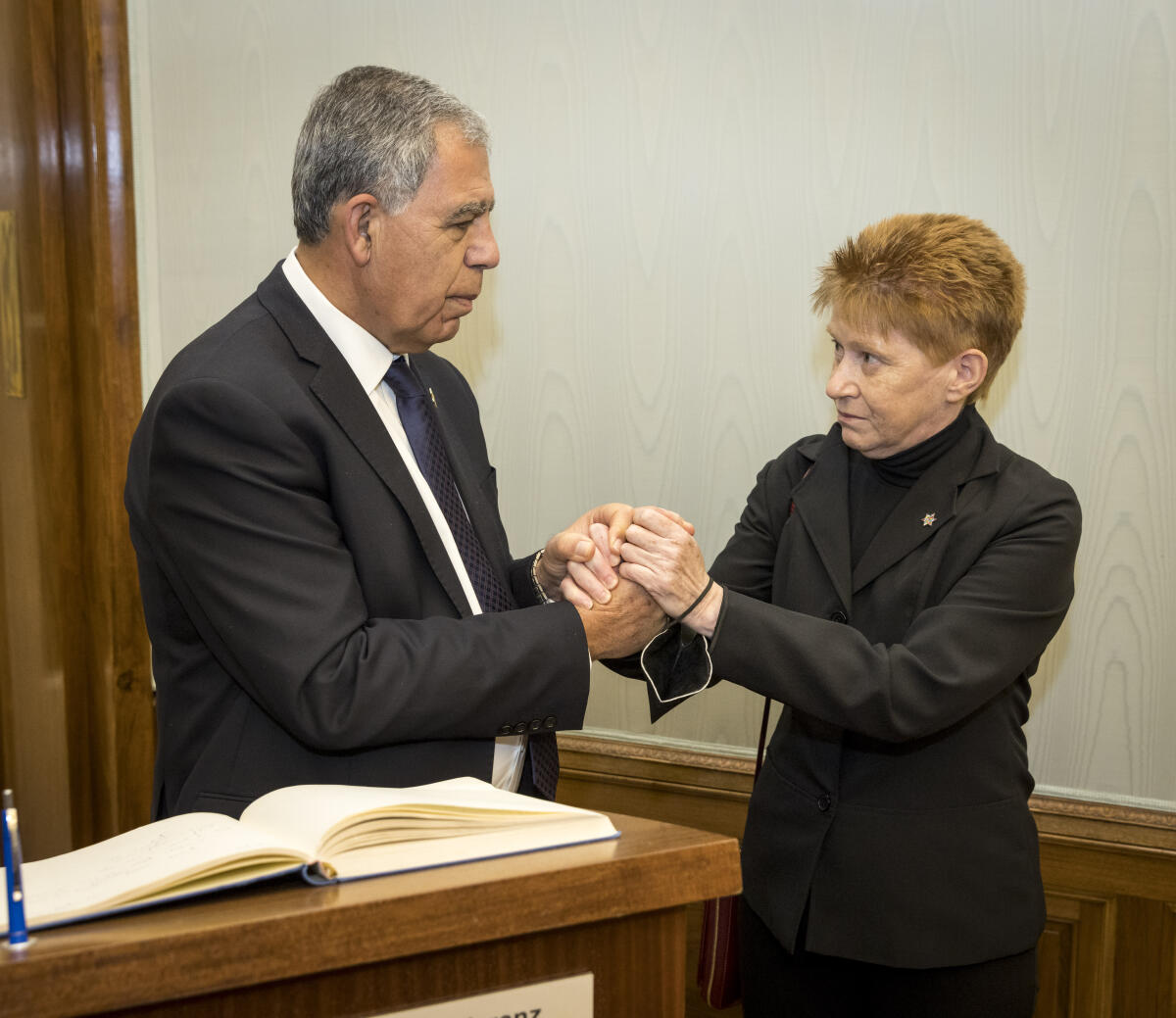 Bundestagsvizepräsidentin Petra Pau (r), Die Linke., MdB, besucht gemeinsam mit dem Präsidenten der Knesset des Staates Israel, S. E. Herrn Mickey Levy (l), die Gedenk- und Bildungsstätte Haus der Wannsee-Konferenz. Pau, Petra; Levy, Mickey Bundestagsvizepräsidentin Petra Pau (r), Die Linke., MdB, besucht gemeinsam mit dem Präsidenten der Knesset des Staates Israel, S. E. Herrn Mickey Levy (l), die Gedenk- und Bildungsstätte Haus der Wannsee-Konferenz.