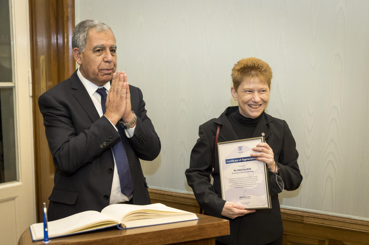 Präsident der Knesset des Staates Israel, S. E. Herr Mickey Levy (l), übergibt Bundestagsvizepräsidentin Petra Pau (r), Die Linke., MdB, ein "Certificate of Appreciation" beim gemeinsamen Besuch der Gedenk- und Bildungsstätte Haus der Wannsee-Konferenz. Pau, Petra; Levy, Mickey Präsident der Knesset des Staates Israel, S. E. Herr Mickey Levy (l), übergibt Bundestagsvizepräsidentin Petra Pau (r), Die Linke., MdB, ein "Certificate of Appreciation" beim gemeinsamen Besuch der Gedenk- und Bildungsstätte Haus der Wannsee-Konferenz.