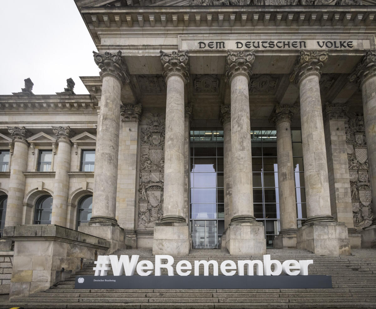 Bas, Bärbel; Scholz, Olaf; Ramelow, Bodo; Harbarth, Stephan; Levy, Mickey; Steinmeier, Frank-Walter Aktion #WeRemember auf den Stufen des Westportals des Reichstagsgebäudes anlässlich des Tags des Gedenkens an die Opfer des Nationalsozialismus.; Von links nach rechts: Präsident des Bundesverfassungsgerichts Prof. Dr. Stephan Harbarth, Bundeskanzler Olaf Scholz, SPD, MdB, Parlamentspräsident der Knesset Mickey Levy, Bundestagspräsidentin Bärbel Bas, SPD, MdB, Bundespräsident Dr. Frank-Walter Steinmeier, SPD, Bundesratspräsident Bodo Ramelow, DIE LINKE, Ministerpräsident von Thüringen