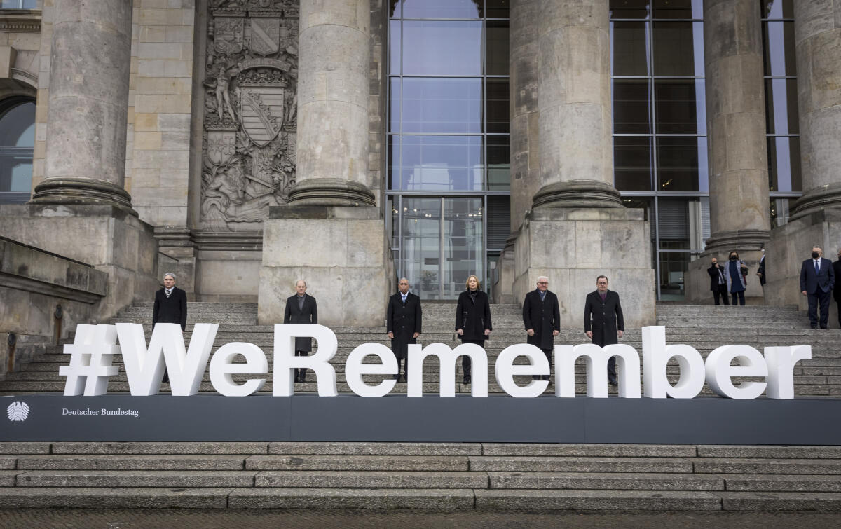 Bas, Bärbel; Scholz, Olaf; Ramelow, Bodo; Harbarth, Stephan; Levy, Mickey; Steinmeier, Frank-Walter Aktion #WeRemember auf den Stufen des Westportals des Reichstagsgebäudes anlässlich des Tags des Gedenkens an die Opfer des Nationalsozialismus.; Von links nach rechts: Präsident des Bundesverfassungsgerichts Prof. Dr. Stephan Harbarth, Bundeskanzler Olaf Scholz, SPD, MdB, Parlamentspräsident der Knesset Mickey Levy, Bundestagspräsidentin Bärbel Bas, SPD, MdB, Bundespräsident Dr. Frank-Walter Steinmeier, SPD, Bundesratspräsident Bodo Ramelow, DIE LINKE, Ministerpräsident von Thüringen