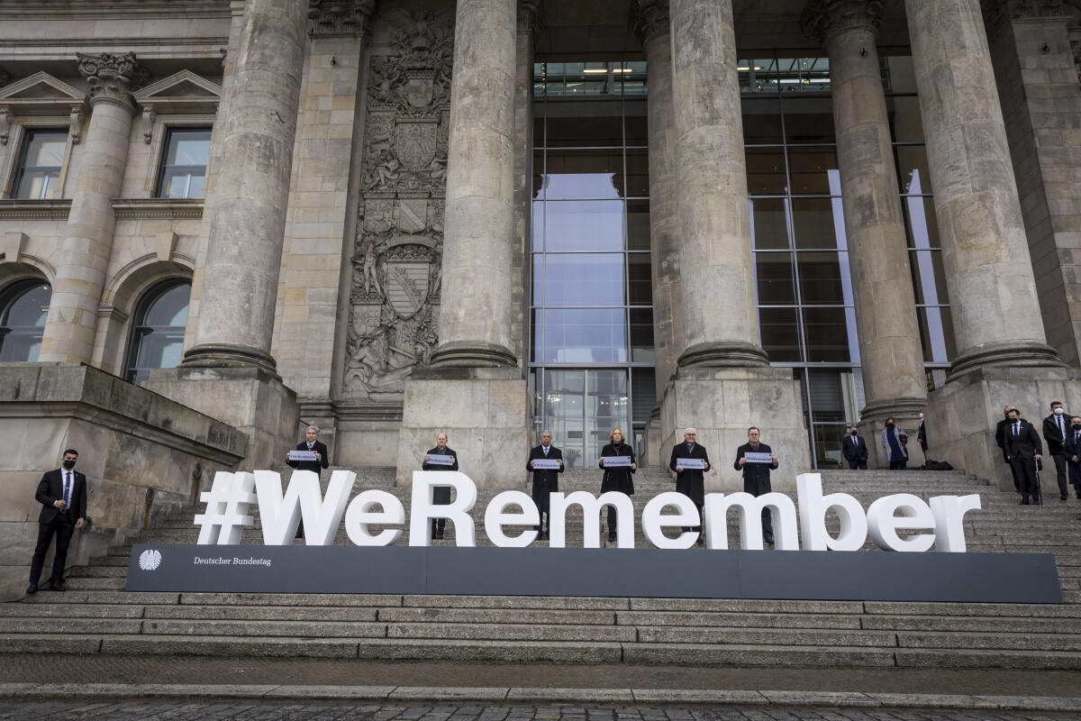 Bas, Bärbel; Scholz, Olaf; Ramelow, Bodo; Harbarth, Stephan; Levy, Mickey; Steinmeier, Frank-Walter Aktion #WeRemember auf den Stufen des Westportals des Reichstagsgebäudes anlässlich des Tags des Gedenkens an die Opfer des Nationalsozialismus.; Von links nach rechts: Präsident des Bundesverfassungsgerichts Prof. Dr. Stephan Harbarth, Bundeskanzler Olaf Scholz, SPD, MdB, Parlamentspräsident der Knesset Mickey Levy, Bundestagspräsidentin Bärbel Bas, SPD, MdB, Bundespräsident Dr. Frank-Walter Steinmeier, SPD, Bundesratspräsident Bodo Ramelow, DIE LINKE, Ministerpräsident von Thüringen