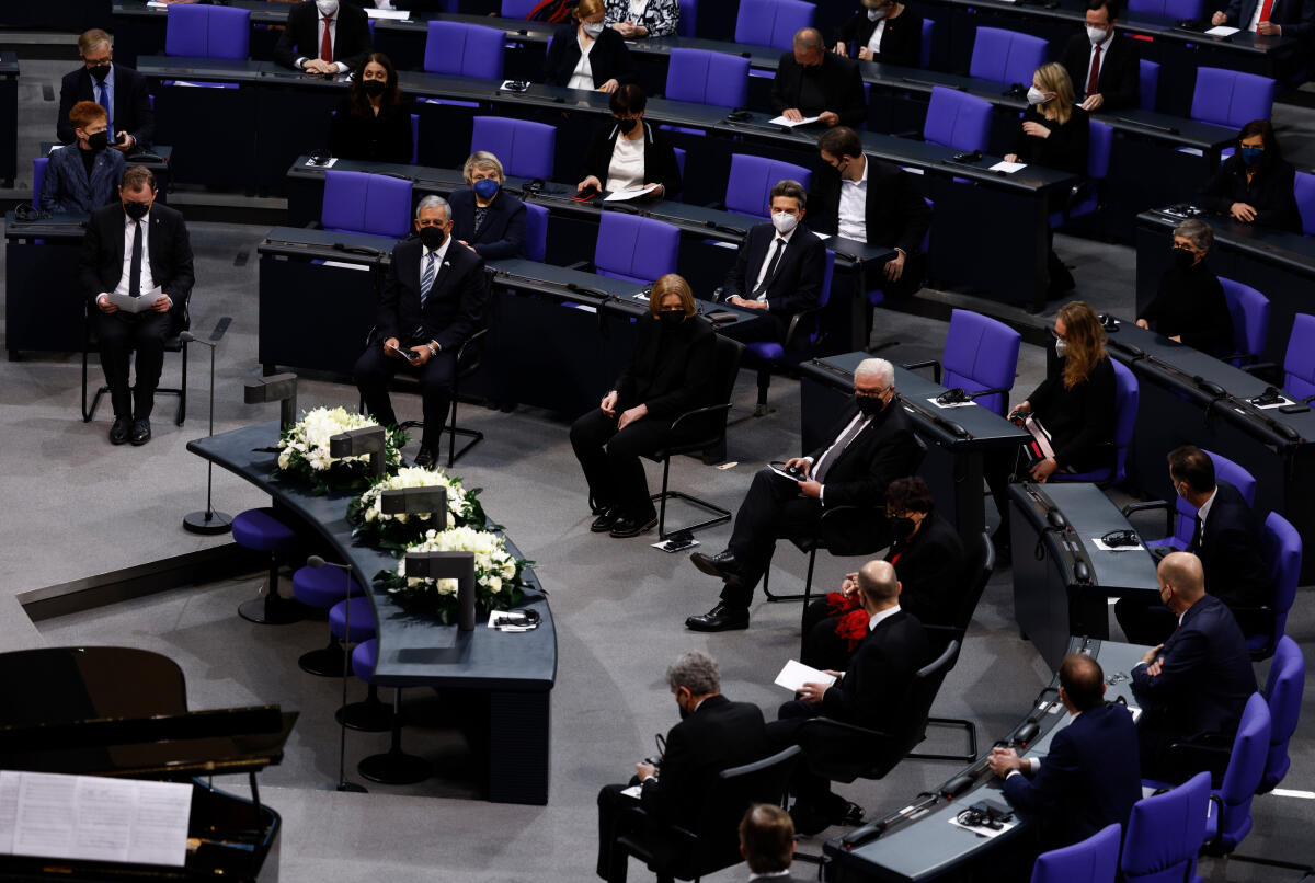 Steinmeier, Frank-Walter; Bas, Bärbel; Scholz, Olaf; Harbarth, Stephan; Ramelow, Bodo; Auerbacher, Inge; Levy, Mickey Gedenkstunde des Deutschen Bundestages zum Tag des Gedenkens an die Opfer des Nationalsozialismus (vordere Reihe vlnr): Bodo Ramelow, Die Linke., Ministerpräsident von Thüringen, S. E. Mickey Levy, Präsident der Knesset des Staates Israel, Bundestagspräsidentin Bärbel Bas, SPD, MdB, Bundespräsident Frank-Walter Steinmeier, Dr. Inge Auerbacher, Bundeskanzler Olaf Scholz, SPD, MdB, und Prof. Dr. Stephan Harbarth, Präsident des Bundesverfassungsgerichts.