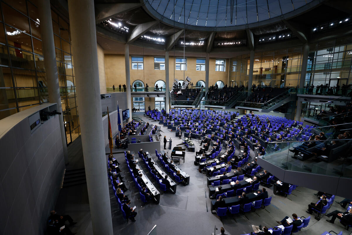 Gedenkstunde des Deutschen Bundestages zum Tag des Gedenkens an die Opfer des Nationalsozialismus: Bundestagspräsidentin Bärbel Bas, SPD, MdB, bei ihrer Begrüßungsansprache. Blick in das Plenum. Gedenkstunde des Deutschen Bundestages zum Tag des Gedenkens an die Opfer des Nationalsozialismus: Bundestagspräsidentin Bärbel Bas, SPD, MdB, bei ihrer Begrüßungsansprache. Blick in das Plenum.
