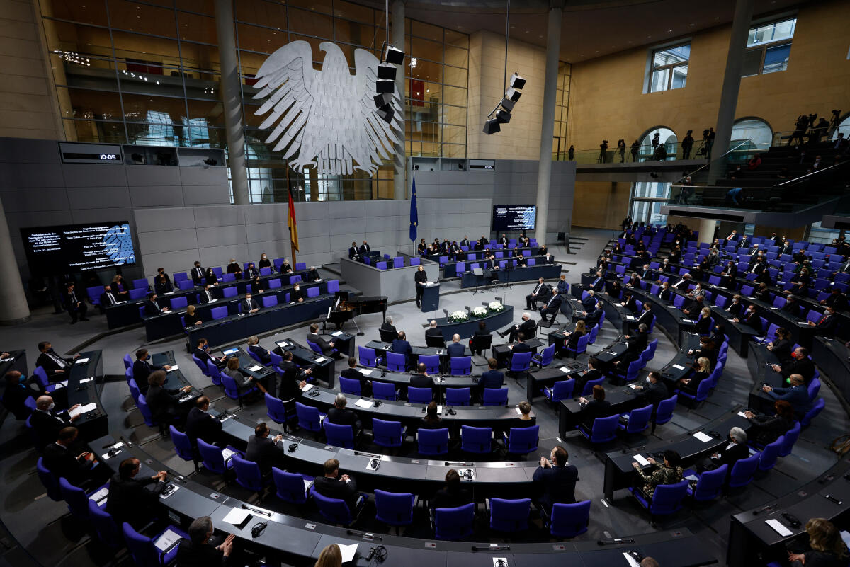 Gedenkstunde des Deutschen Bundestages zum Tag des Gedenkens an die Opfer des Nationalsozialismus: Bundestagspräsidentin Bärbel Bas, SPD, MdB, bei ihrer Begrüßungsansprache. Blick ins Plenum. Gedenkstunde des Deutschen Bundestages zum Tag des Gedenkens an die Opfer des Nationalsozialismus: Bundestagspräsidentin Bärbel Bas, SPD, MdB, bei ihrer Begrüßungsansprache. Blick ins Plenum.