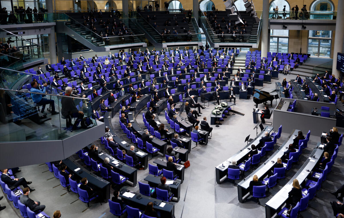 Gedenkstunde des Deutschen Bundestages zum Tag des Gedenkens an die Opfer des Nationalsozialismus: Dr. Inge Auerbacher hält die Gedenkrede. Blick ins Plenum. Gedenkstunde des Deutschen Bundestages zum Tag des Gedenkens an die Opfer des Nationalsozialismus: Dr. Inge Auerbacher hält die Gedenkrede. Blick ins Plenum.