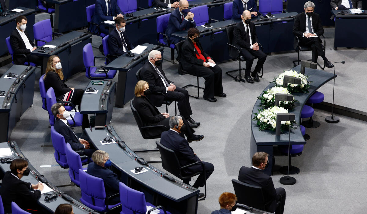  Gedenkstunde des Deutschen Bundestages zum Tag des Gedenkens an die Opfer des Nationalsozialismus (vordere Reihe von u nach o): Bodo Ramelow, Die Linke., Ministerpräsident von Thüringen, S. E. Mickey Levy, Präsident der Knesset des Staates Israel, Bundestagspräsidentin Bärbel Bas, SPD, MdB, Bundespräsident Frank-Walter Steinmeier, Dr. Inge Auerbacher, Bundeskanzler Olaf Scholz, SPD, MdB, und Prof. Dr. Stephan Harbarth, Präsident des Bundesverfassungsgerichts.