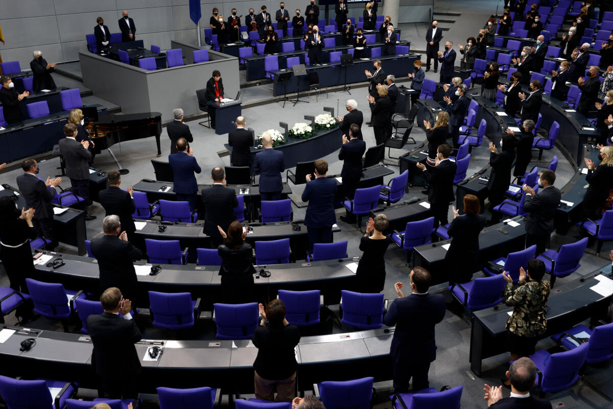 Gedenkstunde des Deutschen Bundestages zum Tag des Gedenkens an die Opfer des Nationalsozialismus: Dr. Inge Auerbacher am Rednerpult nach der Gedenkrede. Blick auf die stehenden Abgeordneten im Plenum. Gedenkstunde des Deutschen Bundestages zum Tag des Gedenkens an die Opfer des Nationalsozialismus: Dr. Inge Auerbacher am Rednerpult nach der Gedenkrede. Blick auf die stehenden Abgeordneten im Plenum.