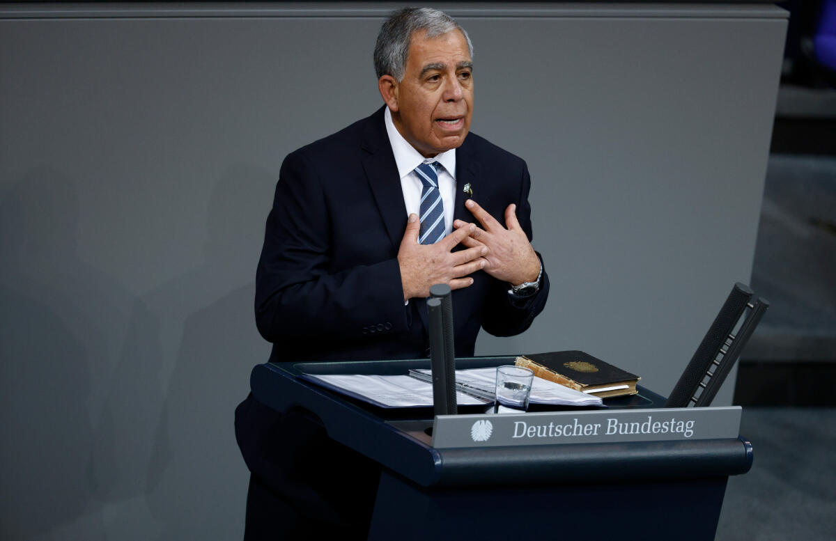 Gedenkstunde des Deutschen Bundestages zum Tag des Gedenkens an die Opfer des Nationalsozialismus: S. E. Mickey Levy (im Bild), Präsident der Knesset des Staates Israel, hält eine Ansprache. Levy, Mickey Gedenkstunde des Deutschen Bundestages zum Tag des Gedenkens an die Opfer des Nationalsozialismus: S. E. Mickey Levy (im Bild), Präsident der Knesset des Staates Israel, hält eine Ansprache.