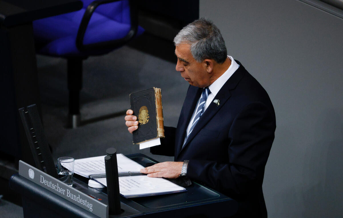 Gedenkstunde des Deutschen Bundestages zum Tag des Gedenkens an die Opfer des Nationalsozialismus: S. E. Mickey Levy (im Bild), Präsident der Knesset des Staates Israel, hält eine Ansprache. Levy, Mickey Gedenkstunde des Deutschen Bundestages zum Tag des Gedenkens an die Opfer des Nationalsozialismus: S. E. Mickey Levy (im Bild), Präsident der Knesset des Staates Israel, hält eine Ansprache.