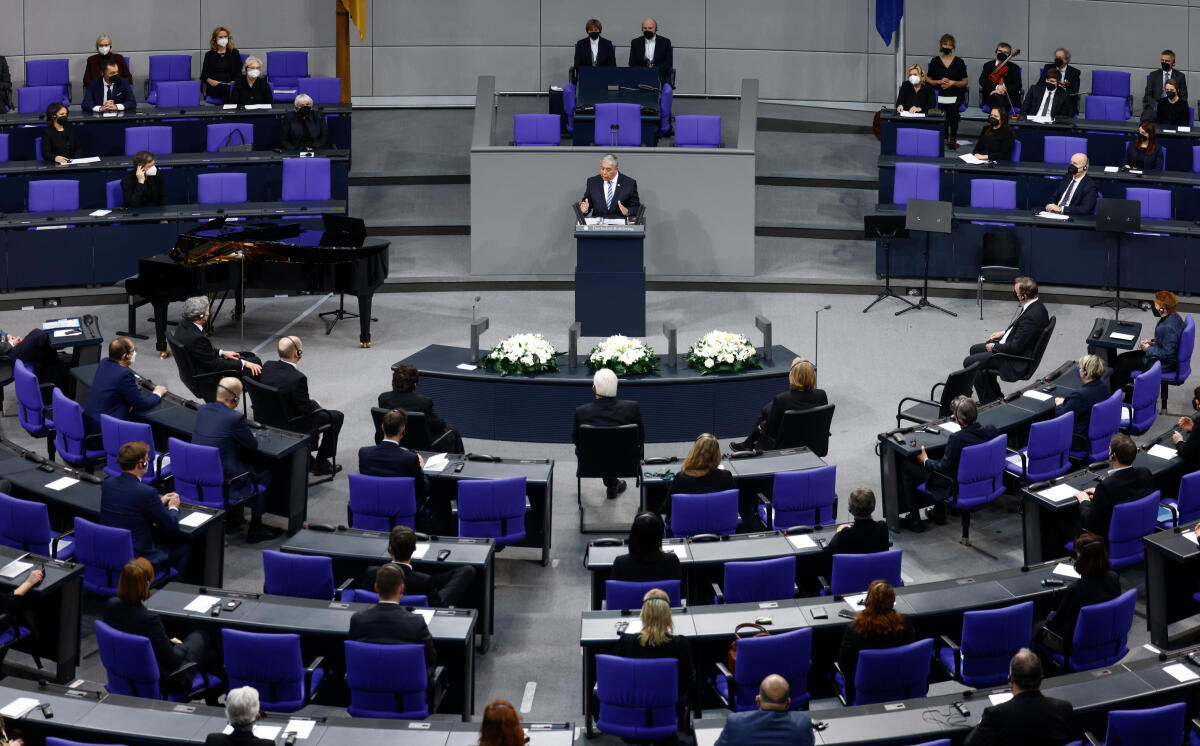 Gedenkstunde des Deutschen Bundestages zum Tag des Gedenkens an die Opfer des Nationalsozialismus: S. E. Mickey Levy, Präsident der Knesset des Staates Israel, hält eine Ansprache. Blick ins Plenum. Gedenkstunde des Deutschen Bundestages zum Tag des Gedenkens an die Opfer des Nationalsozialismus: S. E. Mickey Levy, Präsident der Knesset des Staates Israel, hält eine Ansprache. Blick ins Plenum.