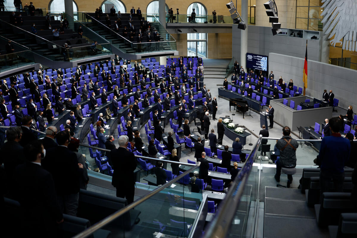 Gedenkstunde des Deutschen Bundestages zum Tag des Gedenkens an die Opfer des Nationalsozialismus: S. E. Mickey Levy, Präsident der Knesset des Staates Israel, hält eine Ansprache. Blick auf die stehenden Abgeordneten im Plenum. Gedenkstunde des Deutschen Bundestages zum Tag des Gedenkens an die Opfer des Nationalsozialismus: S. E. Mickey Levy, Präsident der Knesset des Staates Israel, hält eine Ansprache. Blick auf die stehenden Abgeordneten im Plenum.