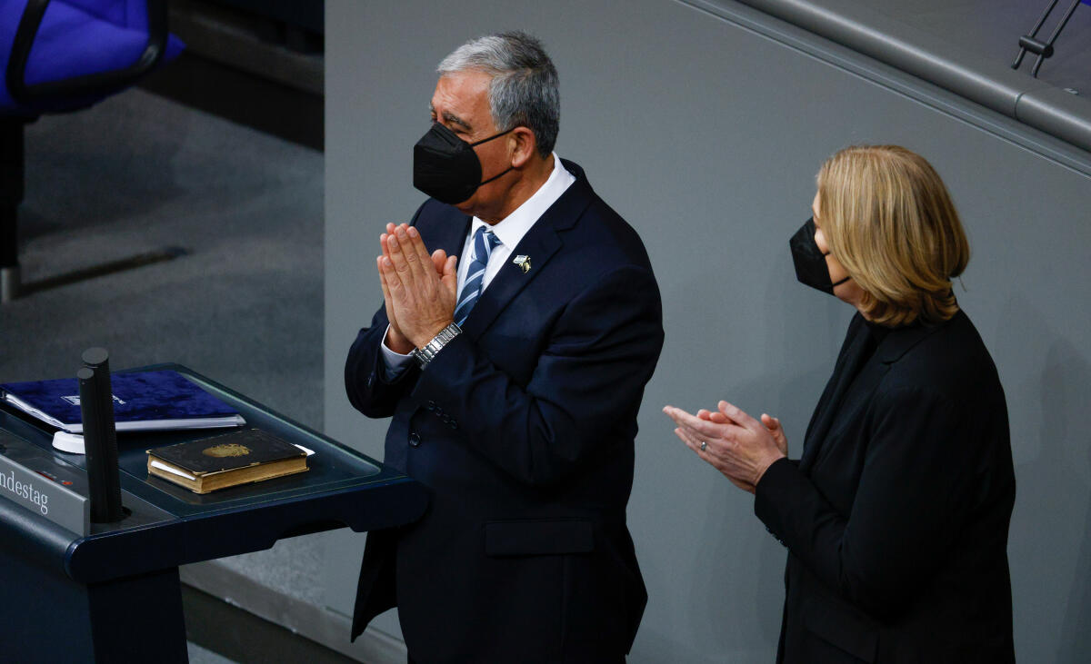 Gedenkstunde des Deutschen Bundestages zum Tag des Gedenkens an die Opfer des Nationalsozialismus: S. E. Mickey Levy (l), Präsident der Knesset des Staates Israel, nach dessen Ansprache mit Bundestagspräsidentin Bärbel Bas (r), SPD, MdB. Levy, Mickey; Bas, Bärbel Gedenkstunde des Deutschen Bundestages zum Tag des Gedenkens an die Opfer des Nationalsozialismus: S. E. Mickey Levy (l), Präsident der Knesset des Staates Israel, nach dessen Ansprache mit Bundestagspräsidentin Bärbel Bas (r), SPD, MdB.