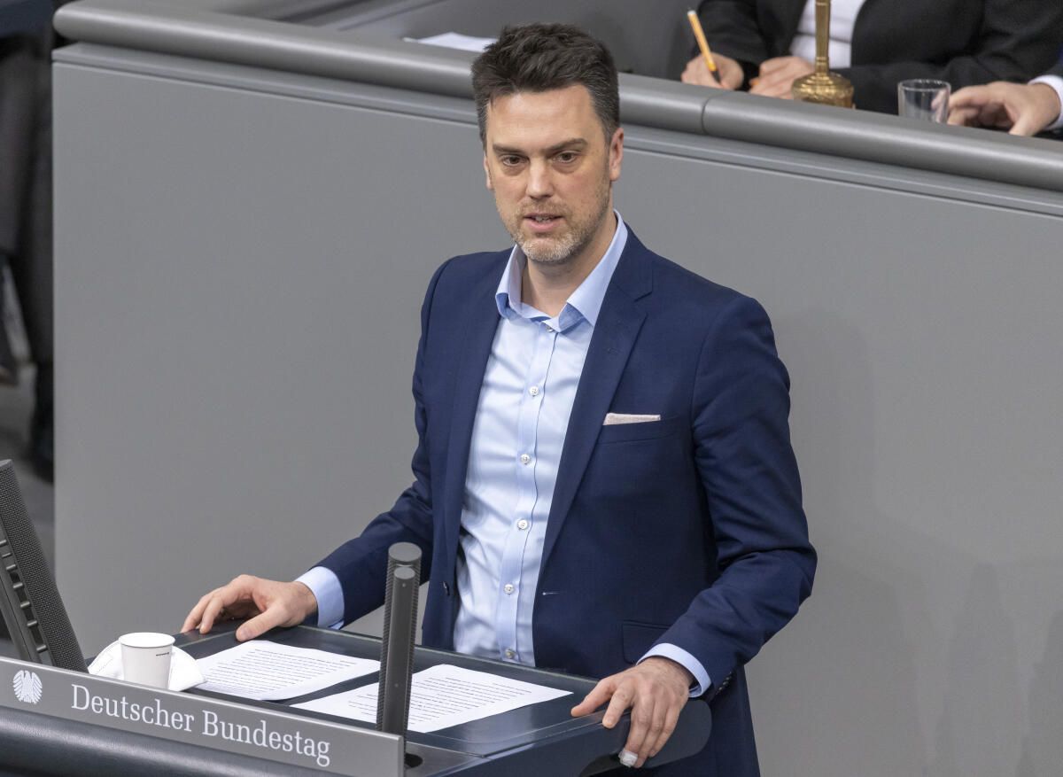 Robin Wagener, Bündnis 90/Die Grünen, MdB, spricht im Deutschen Bundestag zum TOP 5 „Vereinbarte Debatte zur Konferenz zur Zukunft Europas“. Wagener, Robin Robin Wagener, Bündnis 90/Die Grünen, MdB, spricht im Deutschen Bundestag zum TOP 5 „Vereinbarte Debatte zur Konferenz zur Zukunft Europas“.