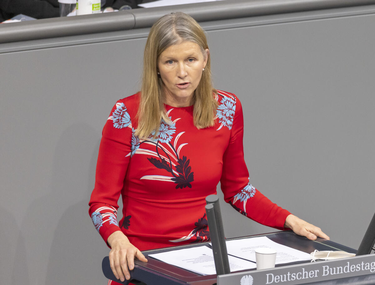 Dr. Ann-Veruschka Jurisch, FDP, MdB, hält eine Rede zu TOP 5 „Vereinbarte Debatte zur Konferenz zur Zukunft Europas“. Jurisch, Ann-Veruschka Dr. Ann-Veruschka Jurisch, FDP, MdB, hält eine Rede zu TOP 5 „Vereinbarte Debatte zur Konferenz zur Zukunft Europas“.