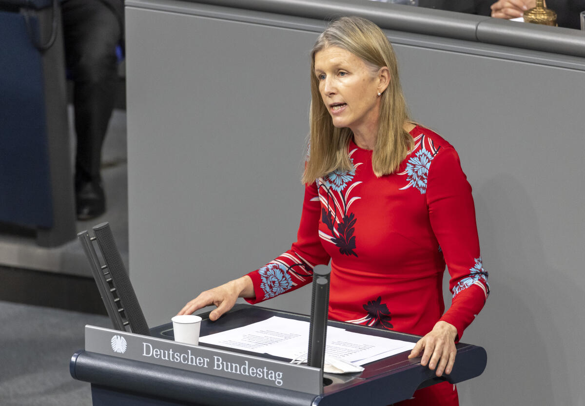 Dr. Ann-Veruschka Jurisch, FDP, MdB, hält eine Rede zu TOP 5 „Vereinbarte Debatte zur Konferenz zur Zukunft Europas“. Jurisch, Ann-Veruschka Dr. Ann-Veruschka Jurisch, FDP, MdB, hält eine Rede zu TOP 5 „Vereinbarte Debatte zur Konferenz zur Zukunft Europas“.