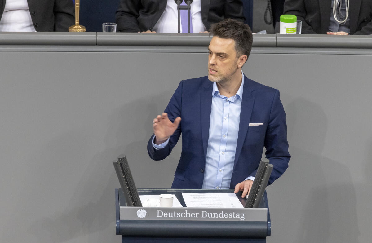 Robin Wagener, Bündnis 90/Die Grünen, MdB, spricht im Deutschen Bundestag zum TOP 5 „Vereinbarte Debatte zur Konferenz zur Zukunft Europas“. Wagener, Robin Robin Wagener, Bündnis 90/Die Grünen, MdB, spricht im Deutschen Bundestag zum TOP 5 „Vereinbarte Debatte zur Konferenz zur Zukunft Europas“.