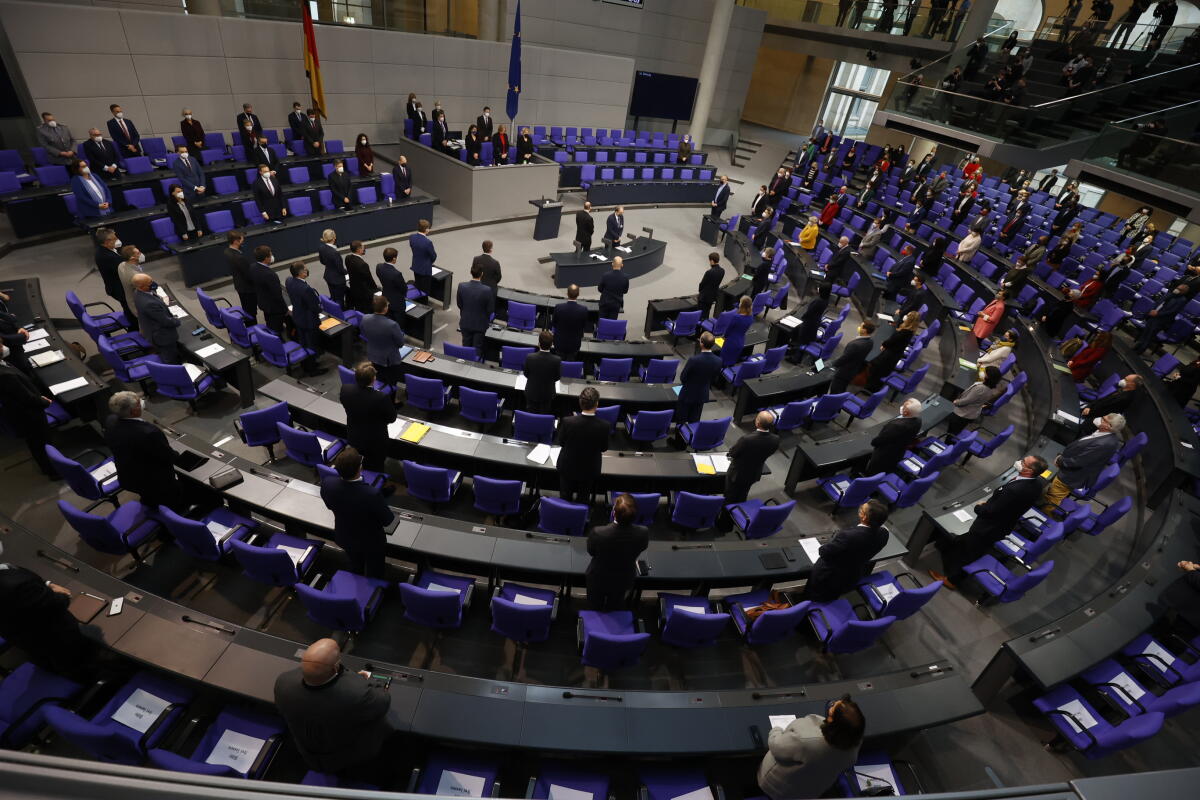 Bundestag erhebt sich zu Ehren von David Sassoli; Mittwoch, 12. Januar 2022, zu Beginn der Plenarsitzung Würdigung des verstorbenen Präsidenten des Europäischen Parlaments, David Sassoli. Bundestag erhebt sich zu Ehren von David Sassoli; Mittwoch, 12. Januar 2022, zu Beginn der Plenarsitzung Würdigung des verstorbenen Präsidenten des Europäischen Parlaments, David Sassoli.