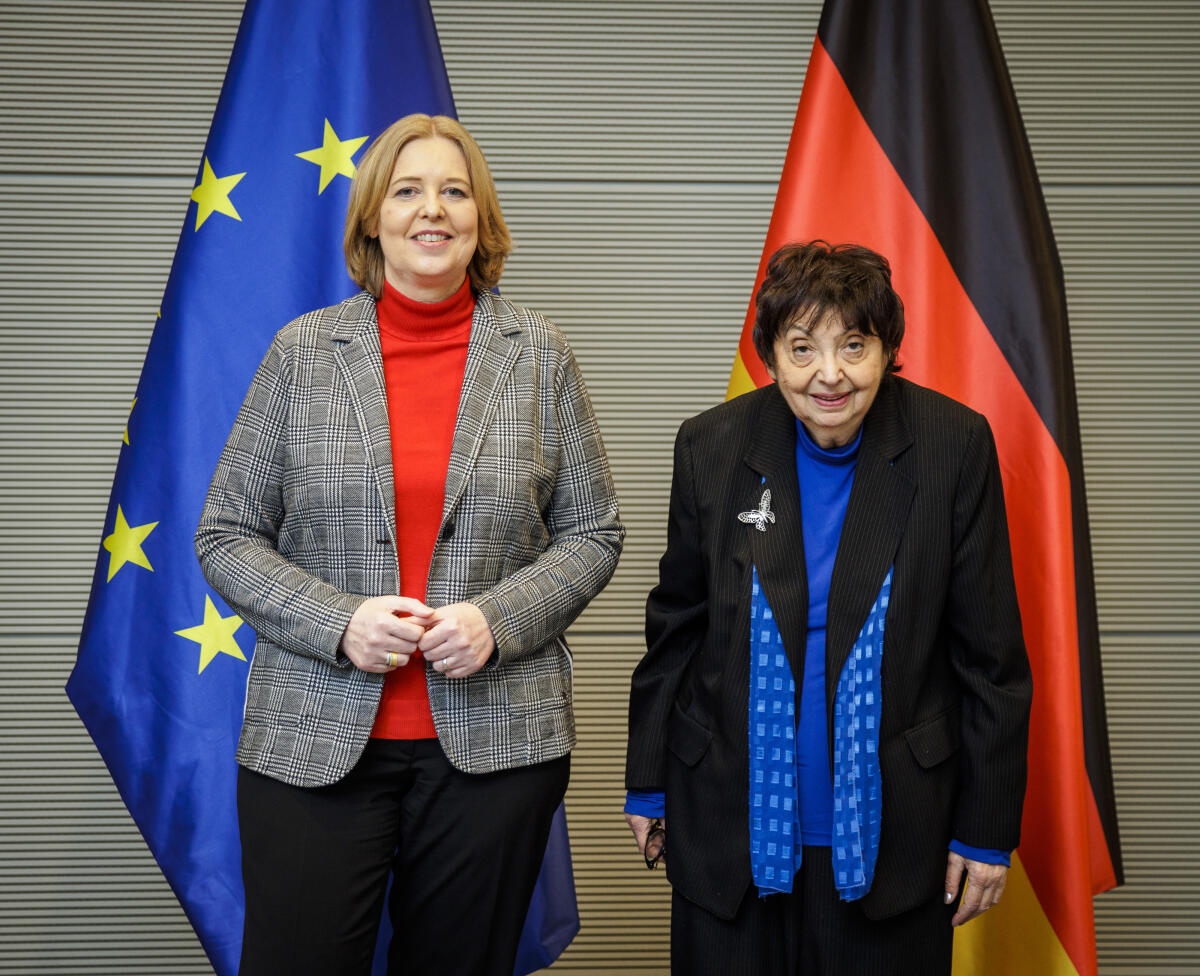 Bundestagspräsidentin Bärbel Bas, SPD, MdB, empfängt die Holocaust-Überlebende Dr. h. c. Inge Auerbacher, Gastrednerin bei der Gedenkstunde des Deutschen Bundestages zum Tag des Gedenkens an die Opfer des Nationalsozialismus. Auerbacher, Inge; Bas, Bärbel Bundestagspräsidentin Bärbel Bas, SPD, MdB, empfängt die Holocaust-Überlebende Dr. h. c. Inge Auerbacher, Gastrednerin bei der Gedenkstunde des Deutschen Bundestages zum Tag des Gedenkens an die Opfer des Nationalsozialismus.