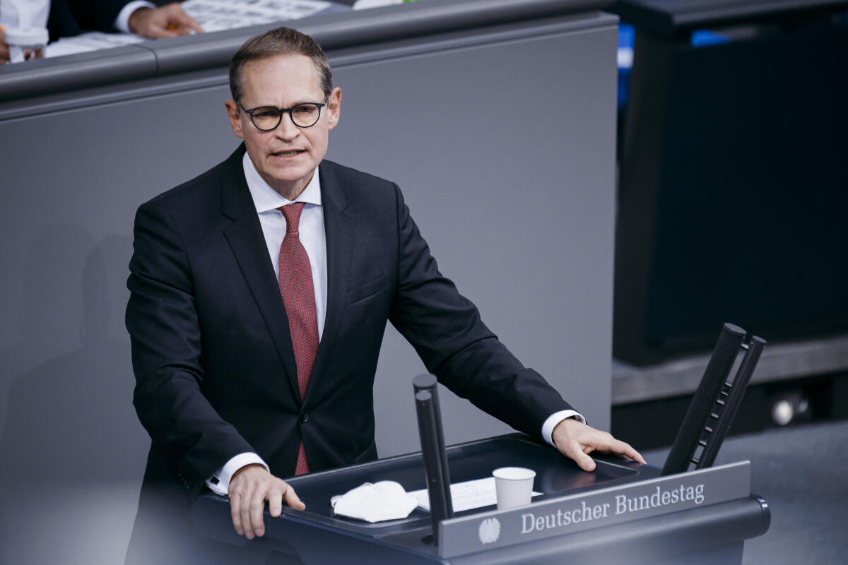 Michael Müller, SPD, MdB, hält eine Rede zu TOP 12 „Bundeswehreinsatz im Irak“ im Plenum. Müller, Michael Michael Müller, SPD, MdB, hält eine Rede zu TOP 12 „Bundeswehreinsatz im Irak“ im Plenum.