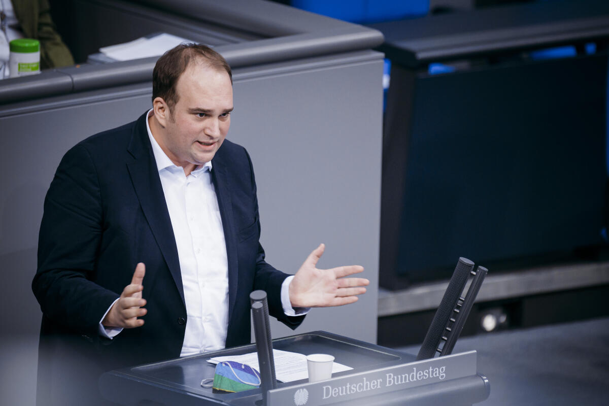 Sebastian Roloff, SPD, MdB, hält eine Rede zu TOP 10 „Regierungserklärung Jahreswirtschaftsbericht 2022, Jahresgutachten 2021/22 des Sachverständigenrates" im Plenum. Roloff, Sebastian Sebastian Roloff, SPD, MdB, hält eine Rede zu TOP 10 „Regierungserklärung Jahreswirtschaftsbericht 2022, Jahresgutachten 2021/22 des Sachverständigenrates" im Plenum.