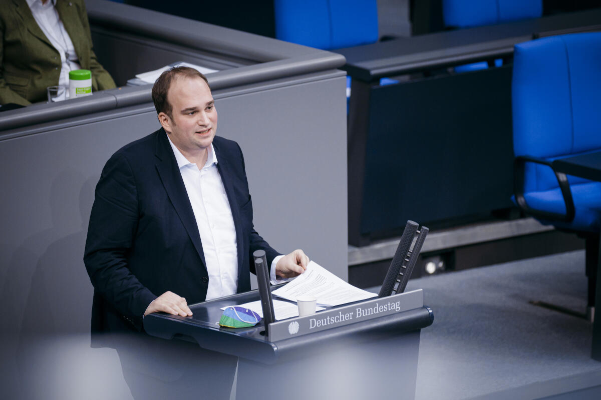 Sebastian Roloff, SPD, MdB, hält eine Rede zu TOP 10 „Regierungserklärung Jahreswirtschaftsbericht 2022, Jahresgutachten 2021/22 des Sachverständigenrates" im Plenum. Roloff, Sebastian Sebastian Roloff, SPD, MdB, hält eine Rede zu TOP 10 „Regierungserklärung Jahreswirtschaftsbericht 2022, Jahresgutachten 2021/22 des Sachverständigenrates" im Plenum.
