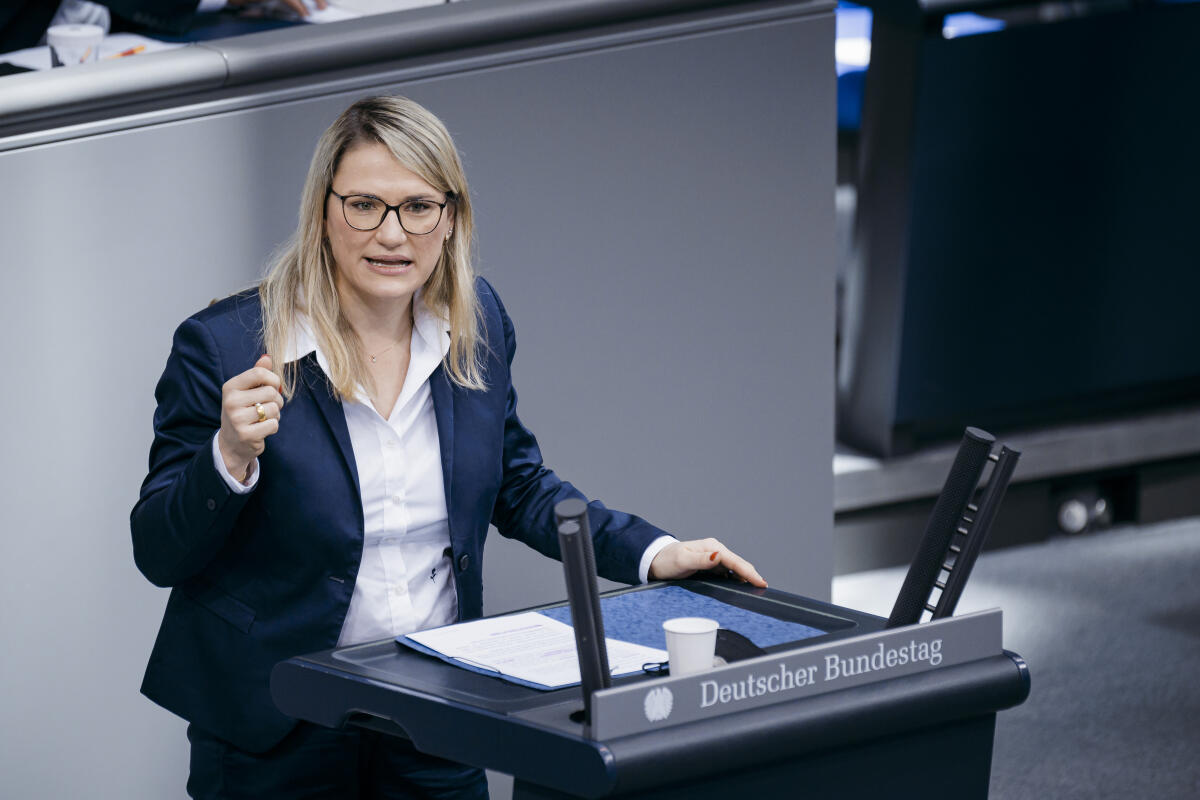 Christina Stumpp, CDU/CSU, MdB, hält eine Rede zu TOP 11 "Vermarktung regionaler Lebensmittel stärken - Agrarexporte ausbauen (Antrag der CDU/CSU-Fraktion)" im Plenum. Stumpp, Christina Christina Stumpp, CDU/CSU, MdB, hält eine Rede zu TOP 11 "Vermarktung regionaler Lebensmittel stärken - Agrarexporte ausbauen (Antrag der CDU/CSU-Fraktion)" im Plenum.