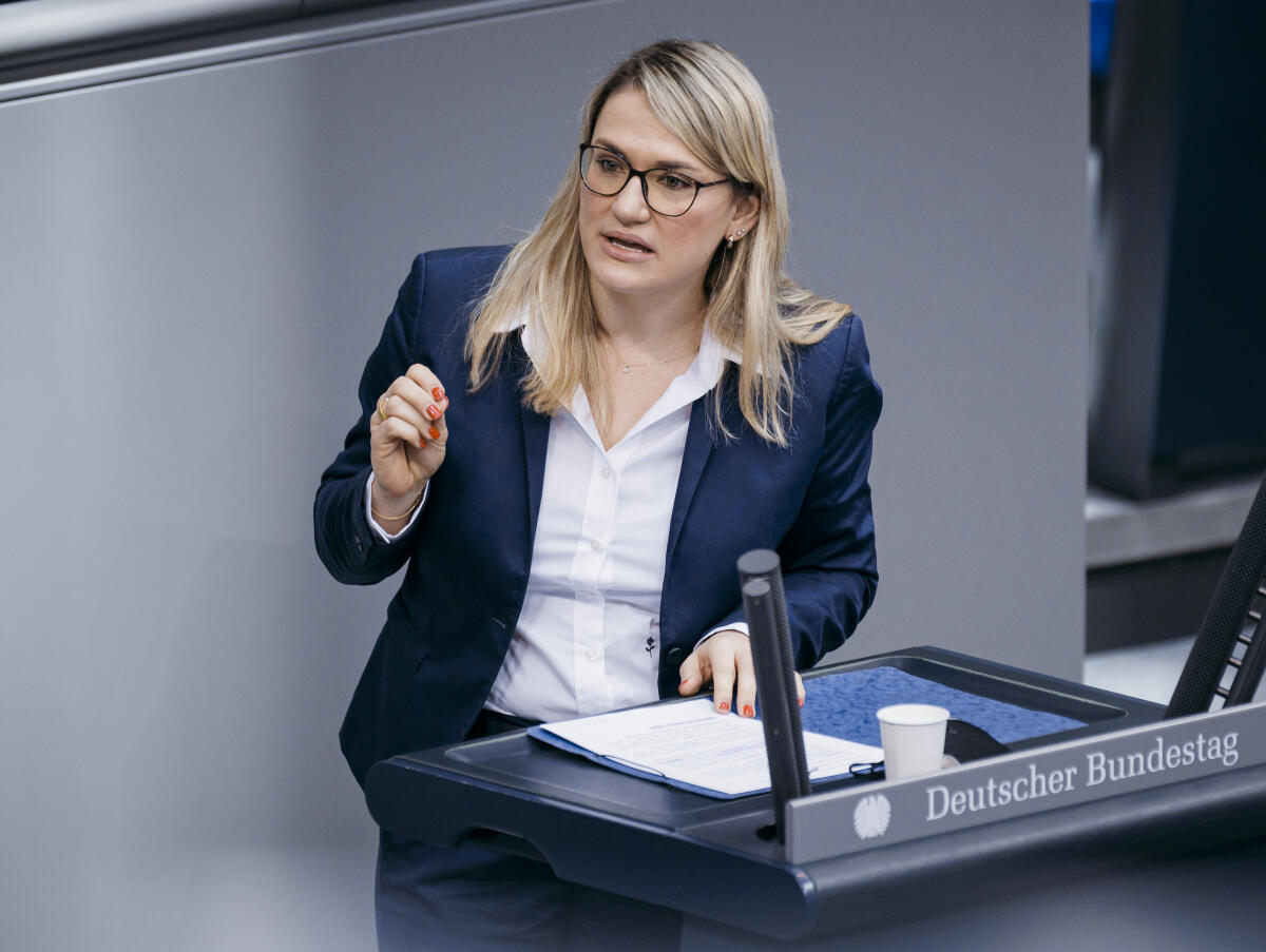 Christina Stumpp, CDU/CSU, MdB, hält eine Rede zu TOP 11 "Vermarktung regionaler Lebensmittel stärken - Agrarexporte ausbauen (Antrag der CDU/CSU-Fraktion)" im Plenum. Stumpp, Christina Christina Stumpp, CDU/CSU, MdB, hält eine Rede zu TOP 11 "Vermarktung regionaler Lebensmittel stärken - Agrarexporte ausbauen (Antrag der CDU/CSU-Fraktion)" im Plenum.