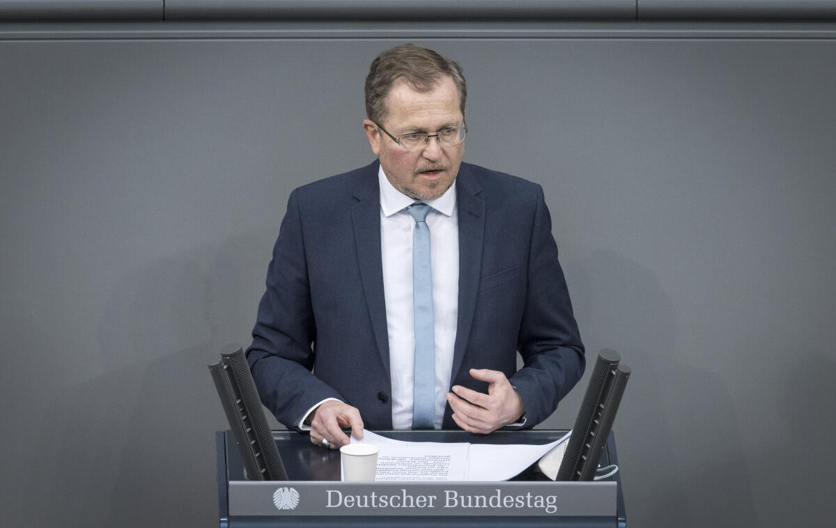 Rainer Semet, FDP, MdB, spricht zu Top 14 "Kommunales Vorkaufsrecht in Milieuschutzgebieten sofort wiederherstellen" im Plenum. Semet, Rainer Rainer Semet, FDP, MdB, spricht zu Top 14 "Kommunales Vorkaufsrecht in Milieuschutzgebieten sofort wiederherstellen" im Plenum.