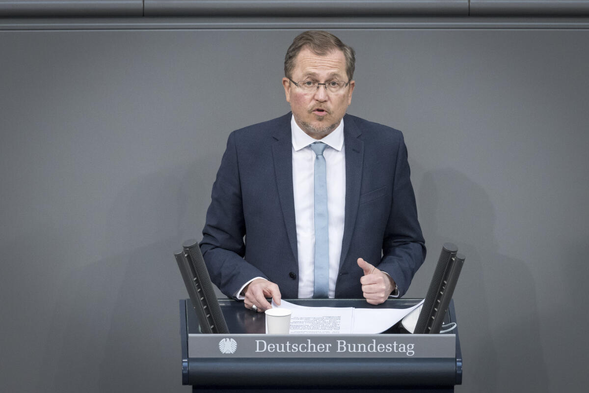 Rainer Semet, FDP, MdB, spricht zu Top 14 "Kommunales Vorkaufsrecht in Milieuschutzgebieten sofort wiederherstellen" im Plenum. Semet, Rainer Rainer Semet, FDP, MdB, spricht zu Top 14 "Kommunales Vorkaufsrecht in Milieuschutzgebieten sofort wiederherstellen" im Plenum.