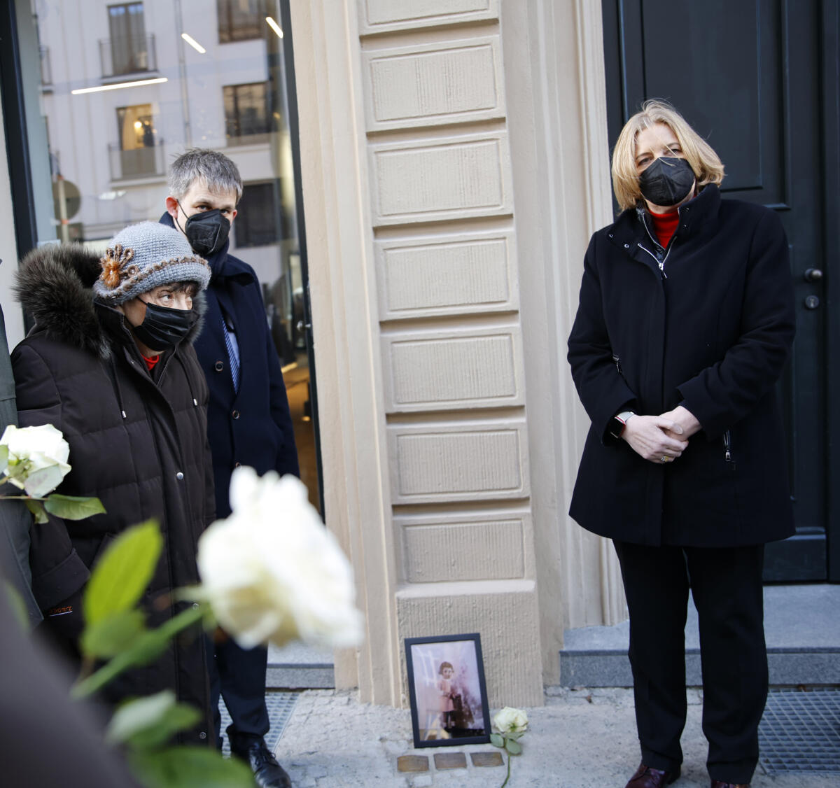 Bundestagspräsidentin Bärbel Bas (r), SPD, MdB, und Frau Dr. h. c. Inge Auerbacher (l) im Stillen Gedenken am Stolperstein für Ruth Nelly Abraham und ihre Familie. Bas, Bärbel; Auerbacher, Inge Bundestagspräsidentin Bärbel Bas (r), SPD, MdB, und Frau Dr. h. c. Inge Auerbacher (l) im Stillen Gedenken am Stolperstein für Ruth Nelly Abraham und ihre Familie.