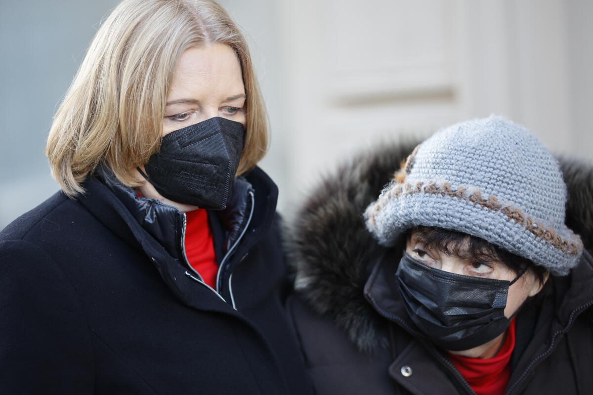 Bundestagspräsidentin Bärbel Bas (l), SPD, MdB, und Frau Dr. h. c. Inge Auerbacher (r) im Stillen Gedenken am Stolperstein für Ruth Nelly Abraham und ihre Familie. Bas, Bärbel; Auerbacher, Inge Bundestagspräsidentin Bärbel Bas (l), SPD, MdB, und Frau Dr. h. c. Inge Auerbacher (r) im Stillen Gedenken am Stolperstein für Ruth Nelly Abraham und ihre Familie.