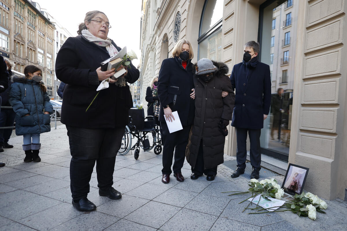 Bundestagspräsidentin Bärbel Bas, SPD, MdB, und Frau Dr. h. c. Inge Auerbacher im Stillen Gedenken am Stolperstein für Ruth Nelly Abraham und ihre Familie. Bundestagspräsidentin Bärbel Bas, SPD, MdB, und Frau Dr. h. c. Inge Auerbacher im Stillen Gedenken am Stolperstein für Ruth Nelly Abraham und ihre Familie.