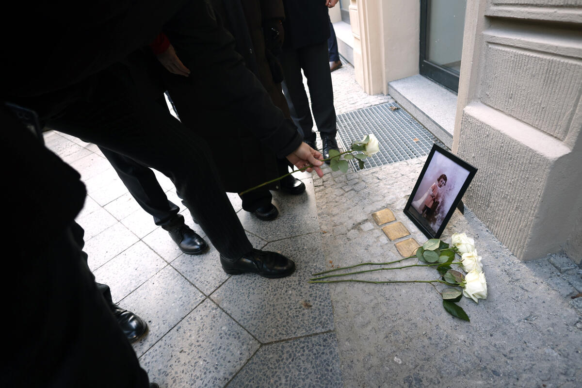 Bundestagspräsidentin Bärbel Bas, SPD, MdB, und Frau Dr. h. c. Inge Auerbacher im Stillen Gedenken am Stolperstein für Ruth Nelly Abraham und ihre Familie. Blick auf den Stolperstein und einem Bild von Ruth Nelly. Anwesende des Stillen Gedenkens legen weiße Rosen nieder. Bundestagspräsidentin Bärbel Bas, SPD, MdB, und Frau Dr. h. c. Inge Auerbacher im Stillen Gedenken am Stolperstein für Ruth Nelly Abraham und ihre Familie. Blick auf den Stolperstein und einem Bild von Ruth Nelly. Anwesende des Stillen Gedenkens legen weiße Rosen nieder.