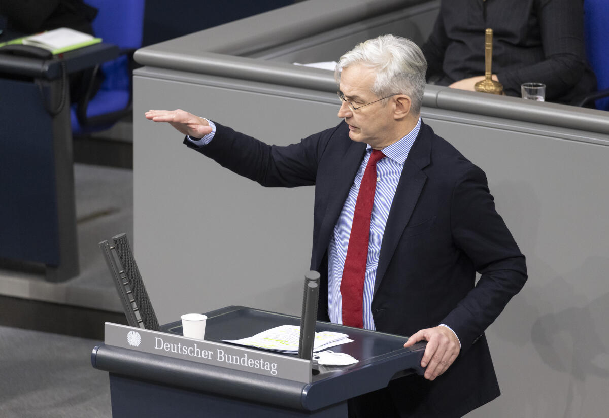 Middelberg, Mathias Debatte zum Nachtragshaushalt 2021. Dr. Mathias Middelberg, CDU/CSU, MdB, spricht am Rednerpult im Plenarsaal des Deutschen Bundestages im Reichstagsgebäude.