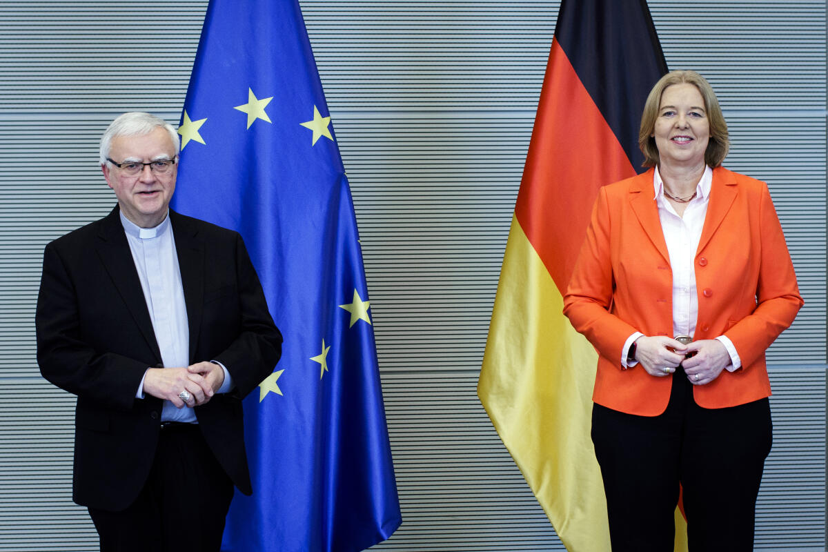 Bundestagspräsidentin Bärbel Bas (r), SPD, MdB, empfängt Erzbischof Dr. Heiner Koch (l) zu seinem Antrittsbesuch. Bas, Bärbel Bundestagspräsidentin Bärbel Bas (r), SPD, MdB, empfängt Erzbischof Dr. Heiner Koch (l) zu seinem Antrittsbesuch.