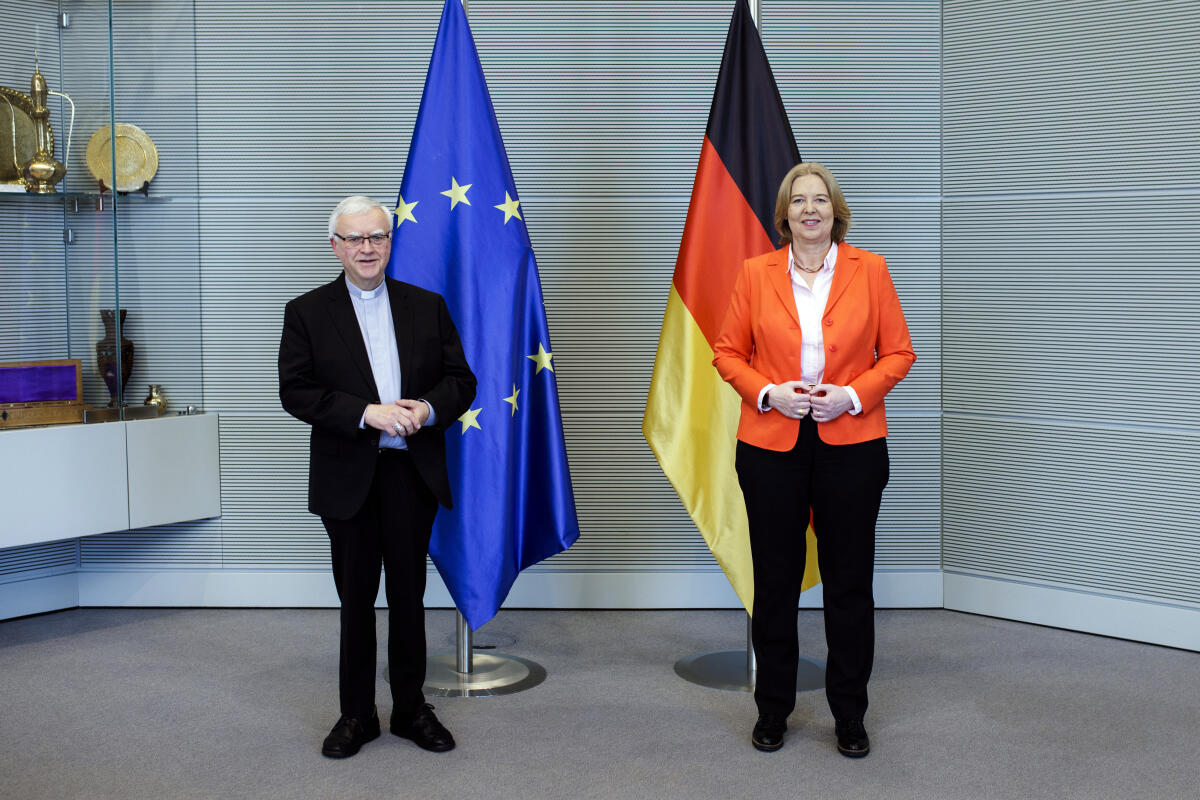 Bundestagspräsidentin Bärbel Bas (r), SPD, MdB, empfängt Erzbischof Dr. Heiner Koch (l) zu seinem Antrittsbesuch. Bas, Bärbel Bundestagspräsidentin Bärbel Bas (r), SPD, MdB, empfängt Erzbischof Dr. Heiner Koch (l) zu seinem Antrittsbesuch.