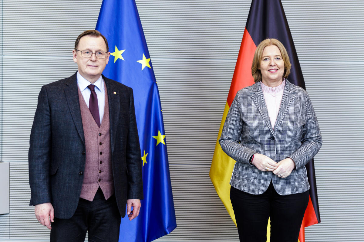 Bundestagspräsidentin Bärbel Bas (r), SPD, MdB, empfängt Bodo Ramelow (l), MdL, Präsident des Bundesrates und Ministerpräsident des Bundeslandes Thüringen, zum Antrittsbesuch anlässlich seiner Übernahme der Amtsgeschäfte als Präsident des Bundesrates. Bas, Bärbel; Ramelow, Bodo Bundestagspräsidentin Bärbel Bas (r), SPD, MdB, empfängt Bodo Ramelow (l), MdL, Präsident des Bundesrates und Ministerpräsident des Bundeslandes Thüringen, zum Antrittsbesuch anlässlich seiner Übernahme der Amtsgeschäfte als Präsident des Bundesrates.