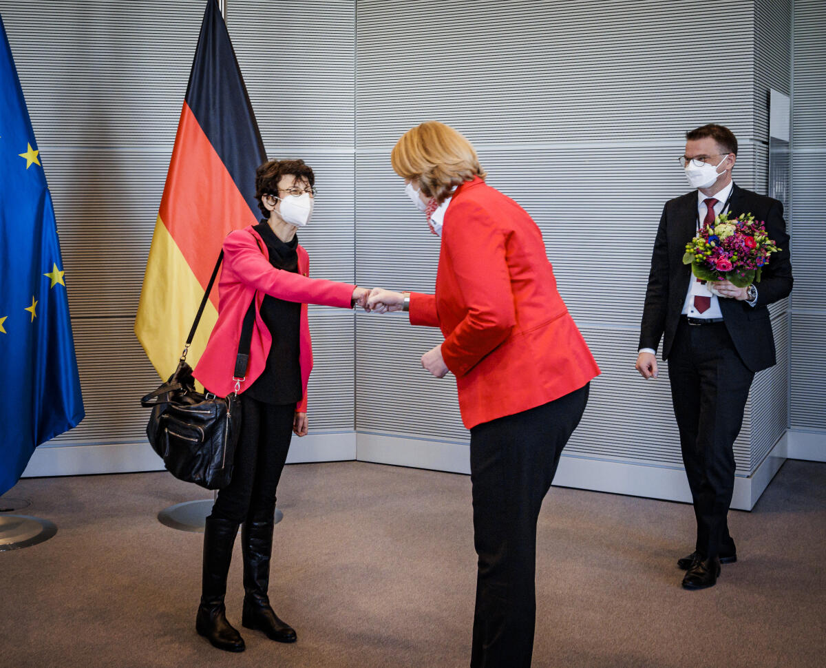 Bundestagspräsidentin Bärbel Bas (m), SPD, MdB, empfängt die Ministerpräsidentin von Rheinland-Pfalz Malu Dreyer, SPD, und Özlem Türeci (l), Delegierte der 17. Bundesversammlung, zu einem Gespräch im Reichstagsgebäude des Deutschen Bundestages. Bas, Bärbel; Türeci, Özlem Bundestagspräsidentin Bärbel Bas (m), SPD, MdB, empfängt die Ministerpräsidentin von Rheinland-Pfalz Malu Dreyer, SPD, und Özlem Türeci (l), Delegierte der 17. Bundesversammlung, zu einem Gespräch im Reichstagsgebäude des Deutschen Bundestages.